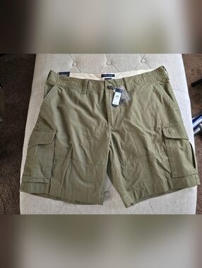 Tommy Hilfiger Men's Army Green Cargo Shorts - Classic Utility Style. 42R. NWT.